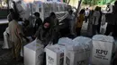Komisi Pemilihan Umum menyampaikan distribusi logistik pemilu telah mencapai 99 persen. (merdeka.com/Imam Buhori)