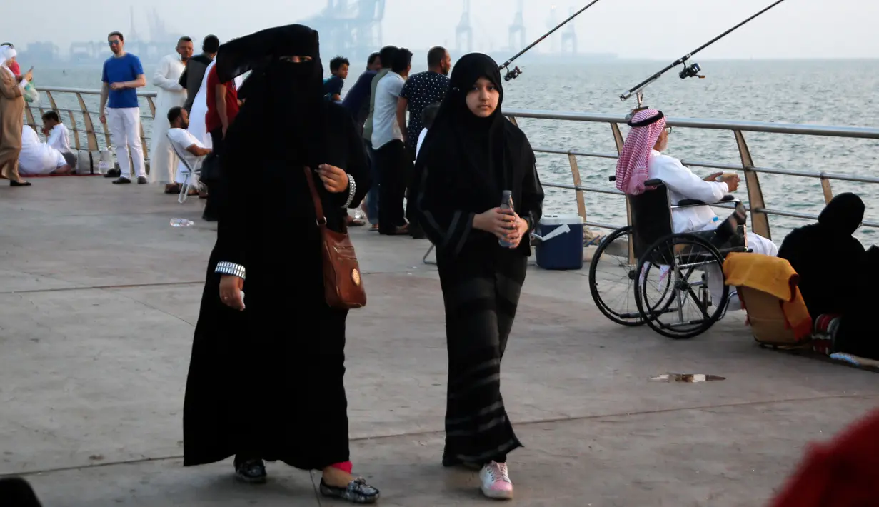 Suasana saat para pengunjung menyasikan Air Mancur Raja Fahd di Jeddah, Arab Saudi, Jumat (18/10/2019). Air Mancur Raja Fahd menggunakan tiga pompa jet raksasa yang dapat menembakkan 625 liter air/detik dengan kecepatan 375 km/jam dan massa udara yang dapat melebihi 18 ton. (AP Photo/Amr Nabil)
