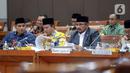 Menteri Agama Yaqut Cholil Qoumas (depan, kedua kanan) saat rapat kerja dengan Komisi VIII DPR RI di Gedung Parlemen, Jakarta, Kamis (19/1/2023). Rapat kerja membahas kinerja penyelenggaraan ibadah Haji. (Liputan6.com/Faizal Fanani)