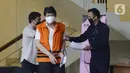 Eks Kepala Dinas Pengelolaan Keuangan dan Aset Daerah Kota Bandung Herry Nurhayat usai menjalani pemeriksaan di Gedung KPK, Jakarta, Kamis (23/4/2020). Herry diperiksa sebagai tersangka untuk melengkapi berkas kasus dugaan korupsi pengadaan RTH di Pemkot Bandung pada 2012. (merdeka.com/Dwi Narwoko)