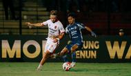 Winger Bali United, Thijmen Goppel, dibayangi Riyatno Abiyoso dari PSIM Yogyakarta pada laga pekan ke-22 BRI Super League 2025/2026 di Stadion Sultan Agung, Bantul, Senin (23/2/2026). (Bola.com/Alit Binawan)