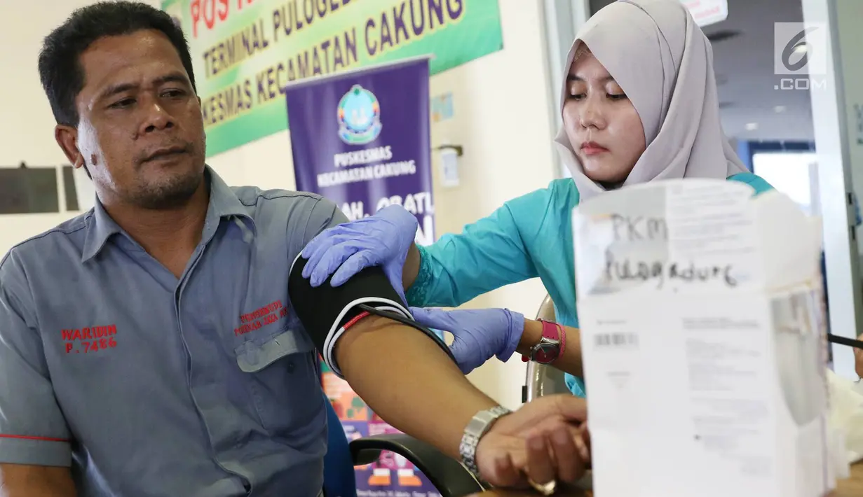 Sopir bus Antar Kota Antar Provinsi (AKAP) menjalani pemeriksaan tekanan darah saat melakukan tes kesehatan dan urine di Terminal Pulo Gebang, Jakarta, Kamis (22/6). Kegiatan ini merupakan bagian dari Ops Ramadaniya 2017. (Liputan6.com/Immanuel Antonius)