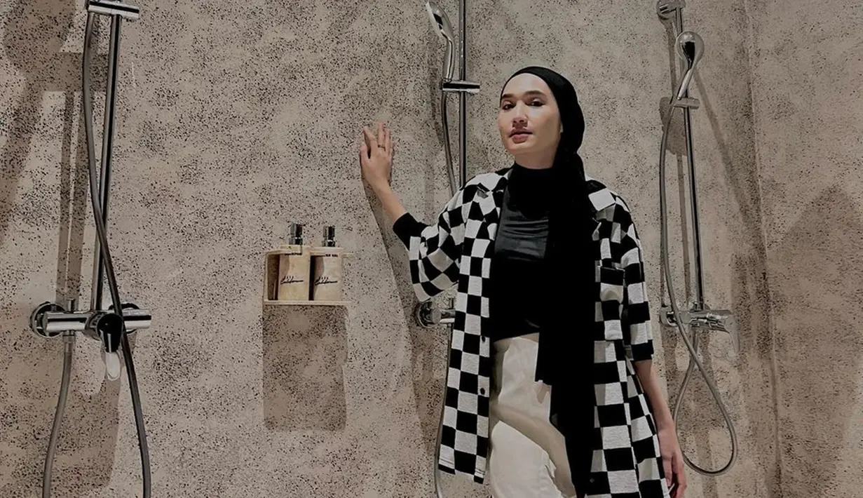 Kenakan busana monokrom, wanita yang genap berusia 25 tahun pada Oktober 2024 mendatang ini tampil elegan. Tak sedikit yang memuji penampilan Hafna di foto yang diunggahnya. Padu padan outfit-nya tak pernah gagal, Hafna Alliya masih terlihat bak gadis, padahal hampir 5 tahun menikah. Polesan makeup simpel Hafna juga tak lepas dari perhatian netizen. (Liputan6.com/IG/@afnaalliya_)