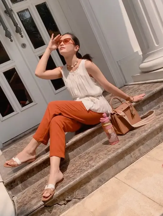 "Sekarang masih, aku bahkan bisa bobo cantik buat rambut. Misalnya besok ada flight pagi, aku bisa tidur sambil nggak senderan gitu karena rambutnya abis di blow, biar nggak rusak. Nyatok sendiri atau di blow sama siapa gitu sih aku," tutur perempuan 33 tahun itu. (Instagram/bungazainal05)