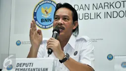 Deputi Pemberantasan BNN, Irjen Pol Arman Depari memberikan keterangan pengungkapan kasus rekayasa penyalahgunaan narkotika yang dituduhkan kepada Bupati Bengkulu Selatan Dirwan Mahmud di Kantor BNN, Jakarta, Kamis (23/2). (Liputan6.com/Yoppy Renato)