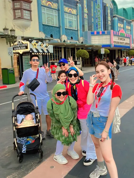 Kekompakan keluarga Ayu membuat netizen ikut merasa hangat. [Instagram @ayutingting92]