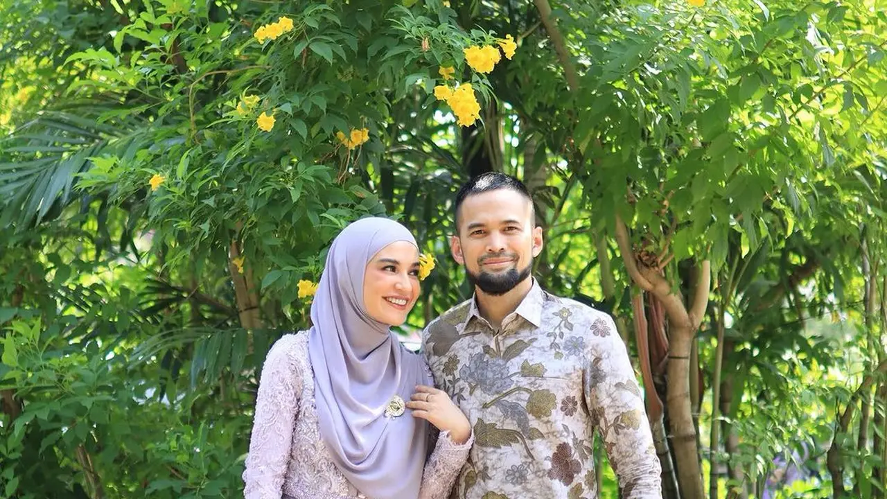 Kebaya kondangan Zaskia dan Shireen Sungkar
