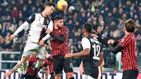 Penyerang Juventus, Cristiano Ronaldo melompat saat berebut bola dengan pemain AC Milan Hernandez Theo pada pekan 12 Liga Italia 2019-2020 di Allianz Stadium, Minggu (10/11/2019).  Juventus semakin kokoh di puncak klasemen Liga Italia usai menundukkan AC Milan 1-0. (Alessandro Di Marco/ ANSA via AP)