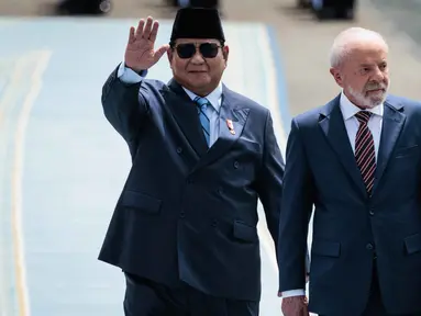 Presiden Republik Indonesia, Prabowo Subianto bersama Presiden Brasil Luiz Inacio Lula da Silva (kanan) memeriksa pasukan kehormatan sebelum pertemuan bilateral di Istana Kepresidenan, Jakarta, Kamis 23 Oktober 2025. (Yasuyoshi CHIBA/AFP)