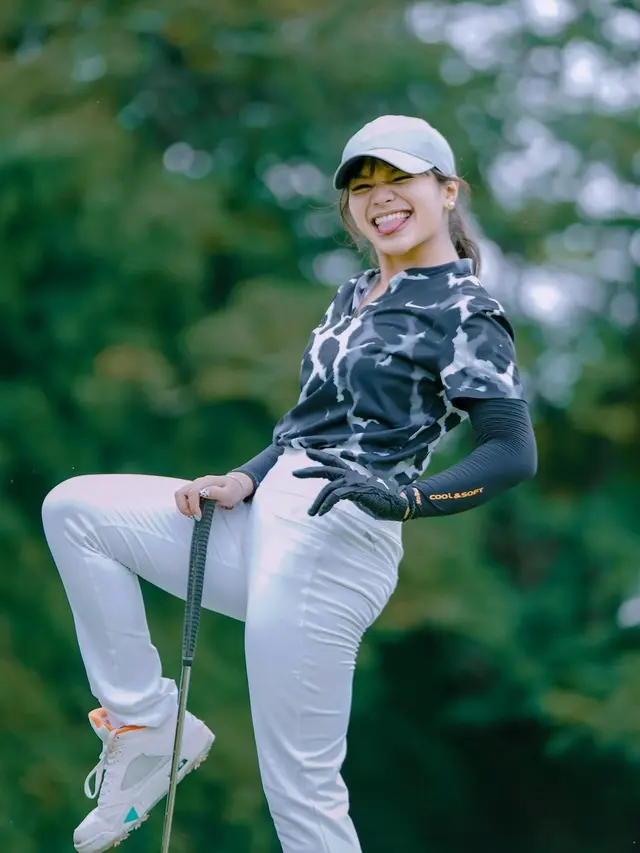 Potret Gaya Sporty Amel Carla Saat Main Golf, Tampil Stylish. (Sumber: Instagram/amelcarla)