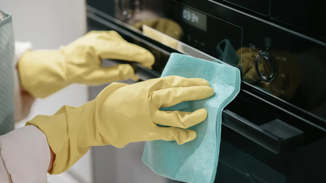 Membersihkan Oven
