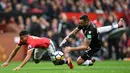 Gelandang Manchester United, Jesse Lingard, dijatuhkan bek Crystal Palace, Damien Delaney, pada laga Premier League di Stadion Old Trafford, Manchester, Sabtu (30/9/2017). MU menang 4-0 atas Palace. (AFP/Paul Ellis)