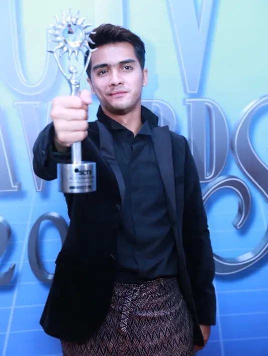 Hadir di malam pengharagan itu bersama anak dan istrinya, Kirun mengungkapkan bahwa beban dan tanggung jawabnya akan semakin besar. Ia berjanji akan memberikan penampilan yang lebih baik lagi. (Adrian Putra/Bintang.com)