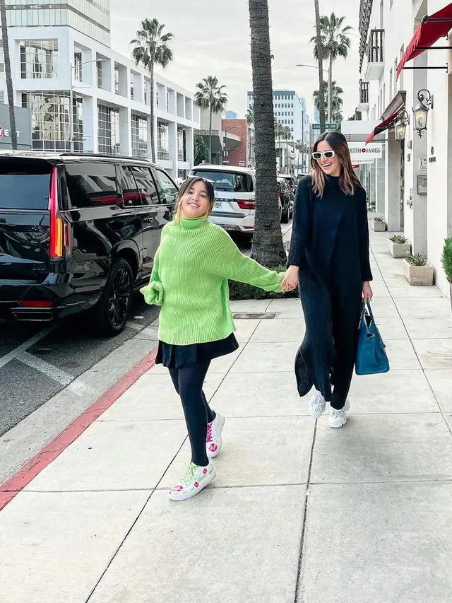 Bak Bestie, 4 Gaya Kompak Nia Ramadhani dan Mikhayla Bakrie di Amerika