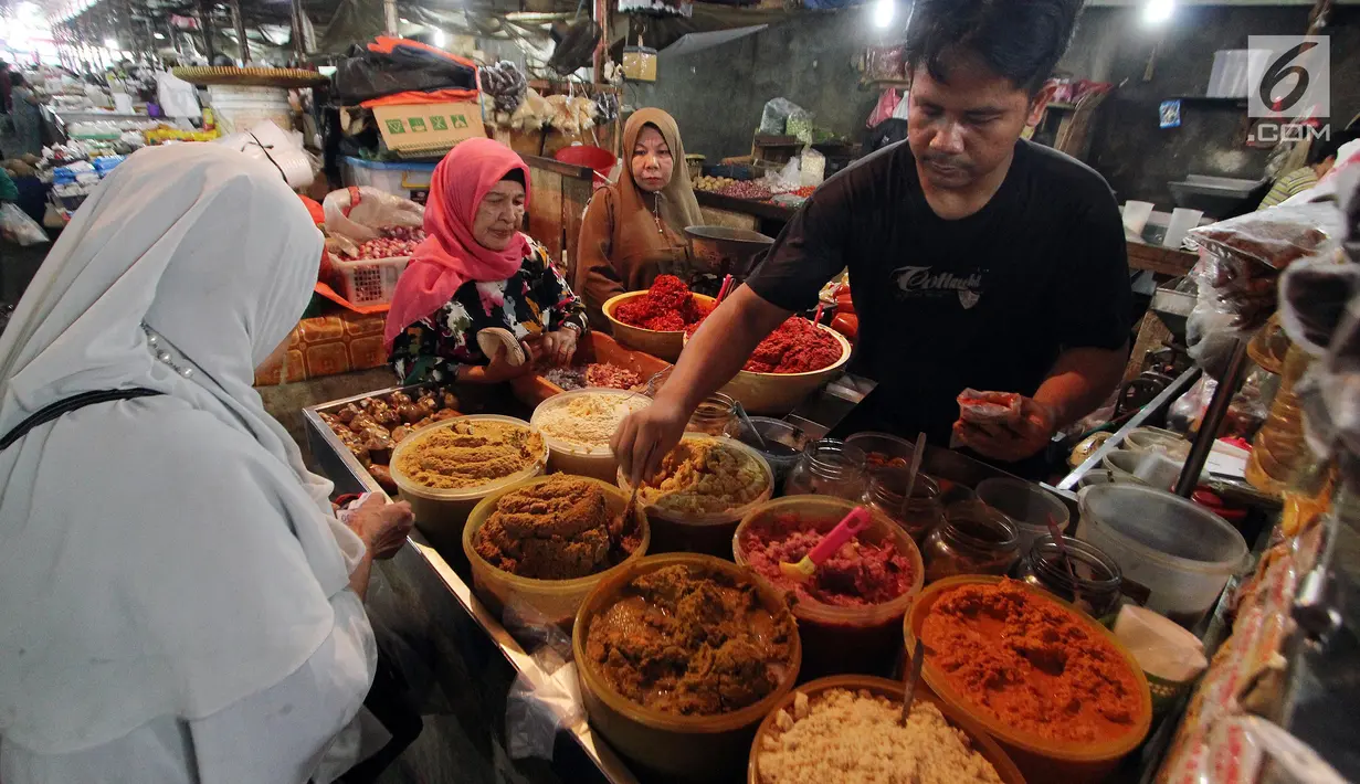 Pedagang bumbu masak melayani pembeli di Pasar Kebayoran Lama, Jakarta, Senin (1/10). Deflasi terjadi karena adanya penurunan harga yang ditunjukan oleh turunnya beberapa indeks kelompok pengeluaran. (Liputan6.com/Johan Tallo)