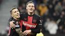 Pemain Bayer Leverkusen, Florian Wirtz bersama, Alex Grimaldo, merayakan gol ke gawang Qarabag FK di pada laga Liga Europa di BayArena, Jumat (27/10/2023). (AFP/Ina Fassbender)