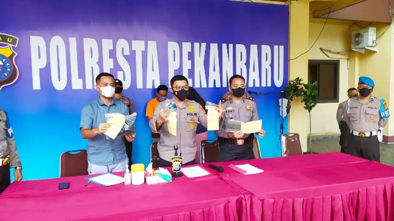 Konferensi pers di Polresta Pekanbaru terkait kasus suami istri mencuri sepeda motor untuk beli sabu.