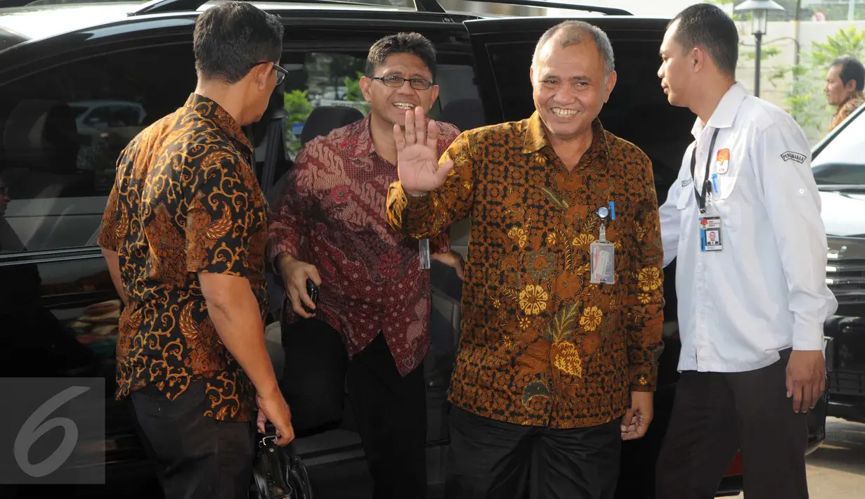 Pimpinan KPK Agus Rahardjo (depan), Laode Muhammad Syarif (belakang) saat tiba di gedung baru KPK, Jakarta,  (22/2). Komisi III DPR mendatangi gedung baru KPK untuk meninjau fasilitas dan kondisi bangunan yang digunakan KPK. (Liputan6.com/Helmi Afandi)  