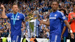 Bek Chelsea, John Terry (kiri) bersama Didier Drogba membawa trofi Premier League di Stamford Bridge, Minggu (24/5/2015). Ini merupakan Gelar ke-4 Chelsea di Premier League.  (Reuters/Adam Holt)