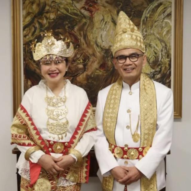 Desra Percaya dan istri