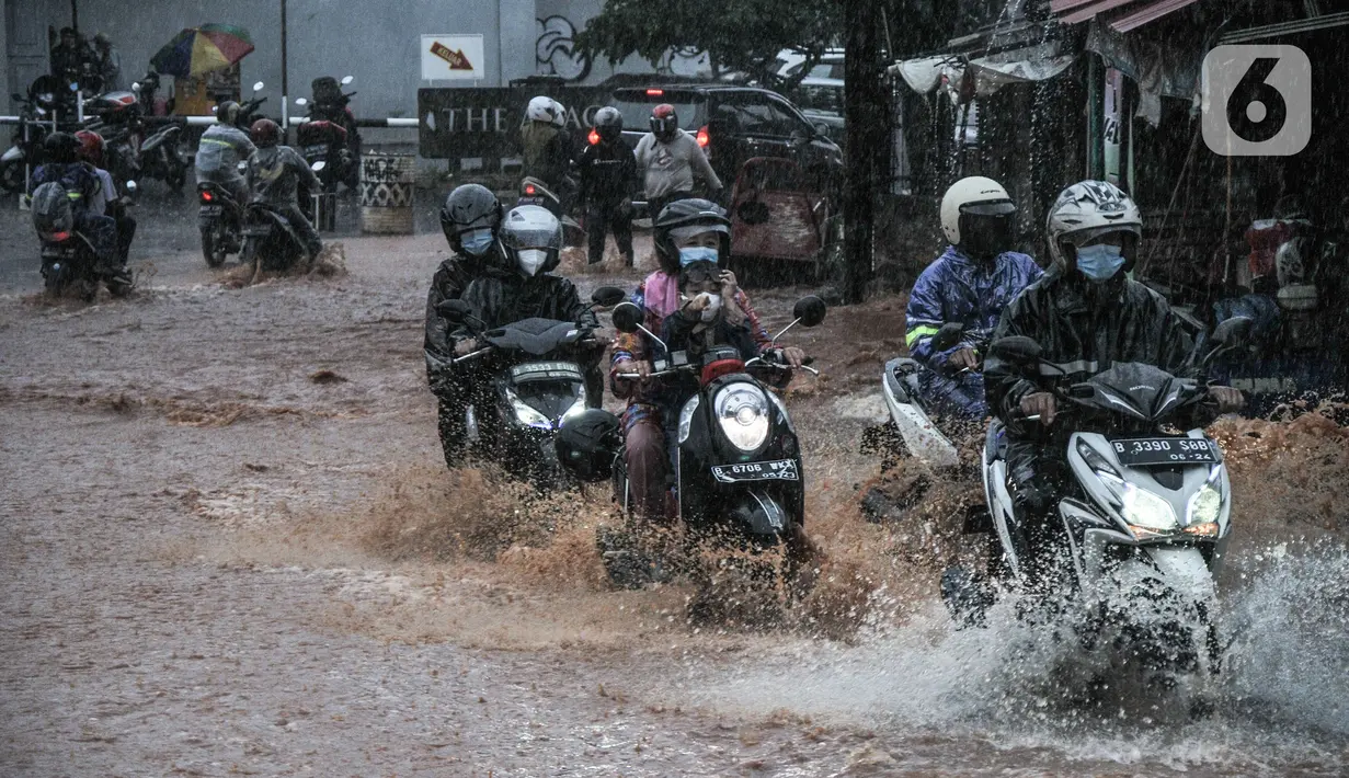 Kendaraan bergerak perlahan melintasi genangan lumpur di Jalan Raya Sawangan, Depok, Minggu (7/11/2021). Hujan deras yang mengguyur Depok dan sekitarnya menyebabkan Jalan Raya Sawangan yang berada tepat di depan Perumahan Depok Jaya Agung itu digenangi banjir lumpur. (merdeka.com/Iqbal S Nugroho)