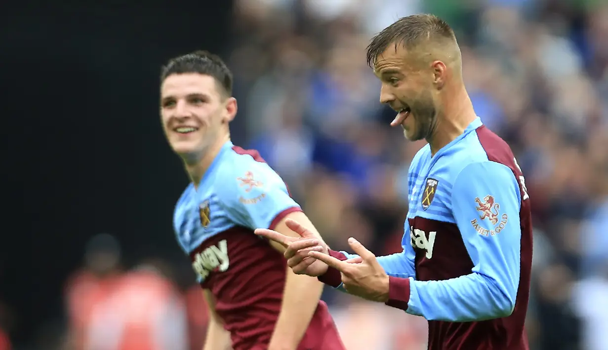 Penyerang West Ham, Andriy Yarmolenko berselebrasi usai mencetak gol ke gawang Manchester United pada pertandingan lanjutan Liga Inggris di stadion London (22/9/2019). West Ham menang 2-0 atas Manchester United. (AP Photo/Leila Coker)
