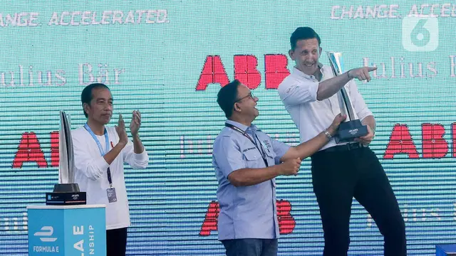 Jokowi Serahkan Piala ke Juara Formula E Jakarta Mitch Evans