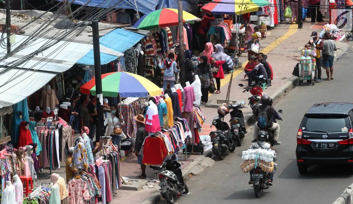Suasana pedagang kaki lima (PKL) berjualan di sepanjang trotoar kawasan Tanah Abang, Jakarta, Rabu (1/11). Keberadaan pedagang yang berjualan menganggu akses pejalan kaki dan kendaraan yang melintas di kawasan tersebut. (Liputan6.com/Angga Yuniar)