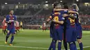 Para pemain Barcelona merayakan gol yang dicetak Luis Suarez ke gawang Girona pada laga La Liga Spanyol di Stadion Montilivi, Girona, Sabtu (23/9/2017). Girona kalah 0-3 dari Barcelona. (AFP/Josep Lago)