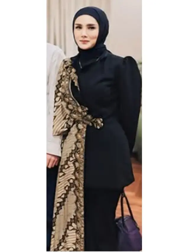 6 Outfit Batik Kantor Wanita Berjilbab ala Mulan Jameela, Elegan dan Stylish