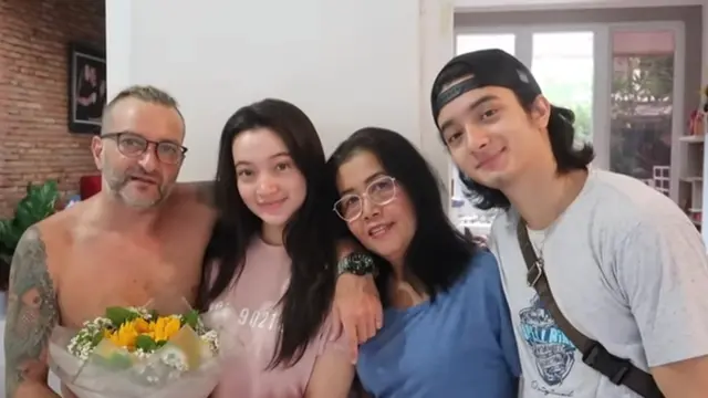 Lulus SMA, Ini 6 Momen Keluarga Beri Kejutan untuk Megan Domani