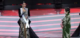 Sebagai informasi, di Grand Final Puteri Indonesia 2026, Agnes Aditya Rahajeng berhasil mengungguli finalis lainnya melalui rangkaian penilaian ketat, termasuk sesi tanya jawab pada babak empat besar yang menjadi penentu akhir. Tampak dalam foto, Agnes Aditya Rahajeng (kiri) asal Banten saat Grand Final Pemilihan Puteri Indonesia 2026 di Jakarta Internasional Convention Center, Jakarta, Jumat (24/4/2026). (Kapanlagi.com/Budy Santoso)
