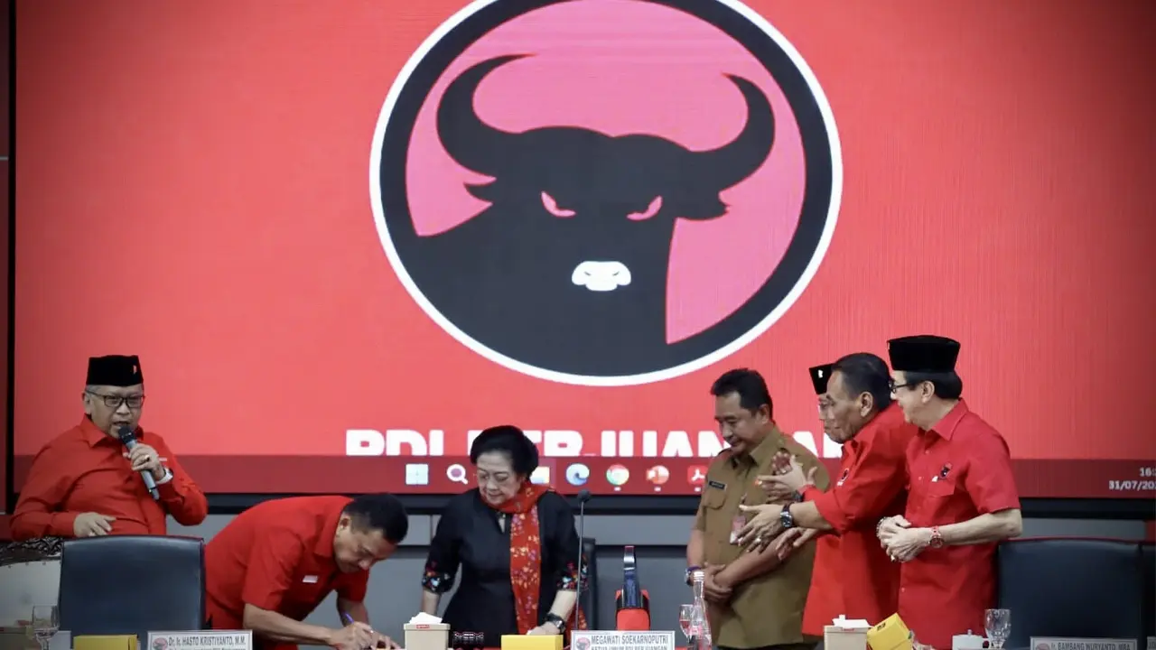 Ketua Umum PDIP Megawati Soekarnoputri bersama jajaran DPP Partai menerima penyerahan dana bantuan parpol