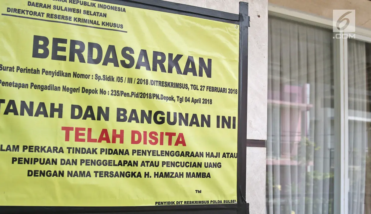Sebuah plang penyitaan tanah dan rumah menghiasi rumah bos Abu Tours Hamzah Mamba di Cinere, Depok, Jumat (6/4). Penyitaan dilakukan terkait kasus dugaan penipuan, penggelapan dan pencucian uang dana jamaah umrah. (Liputan6.com/Herman Zakharia)