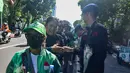 Sepanjang jalan tersebut mawar yang mereka bawa dibagikan kepada aparat TNI dan Polri yang berjaga di kawasan tersebut. (merdeka.com/Arie Basuki)