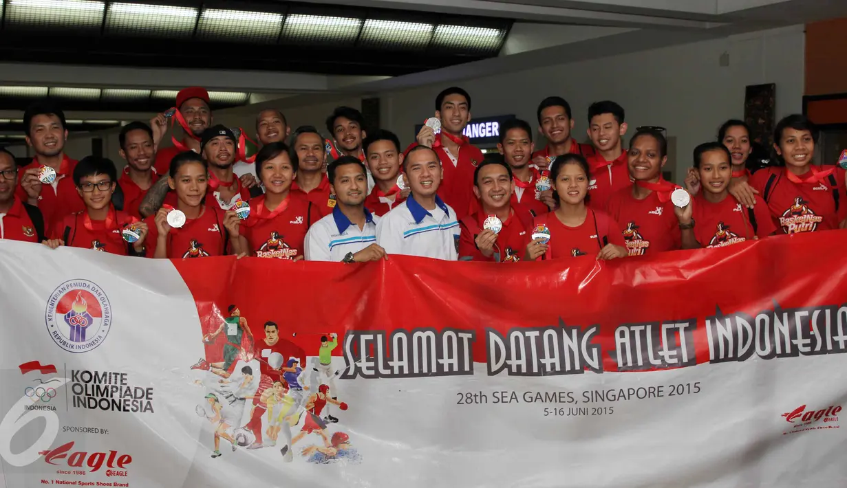 Tim nasional basket putra/putri Indonesia berpose bersama saat tiba di Bandara Soekarno-Hatta, Banten, Selasa (16/6/2015). Mereka berhasil mengawinkan dua medali perak di cabang olahraga basket pada SEA Games 2015 di Singapura. (Liputan6.com/Helmi Afandi)