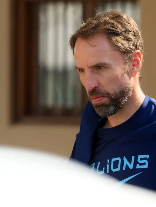 Pelatih Inggris, Gareth Southgate meninggalkan hotel tim di Doha (11/12/2022). Timnas Inggris langsung meninggalkan Qatar usai tersingkir di gelaran Piala Dunia 2022, Minggu (11/12/2022). Kekalahan 1-2 atas Prancis di babak perempat final menghentikan langkah Inggris  di Piala Dunia 2022.  (AFP/Paul Ellis)