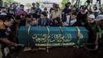 Pemakaman mantan artis cilik Cecep Reza di TPU Layur Penggilingan, Jakarta, Rabu (20/11/2019). Cecep Reza meninggal pada usia 31 tahun karena penyakit jantung. (Liputan6.com/Faizal Fanani)