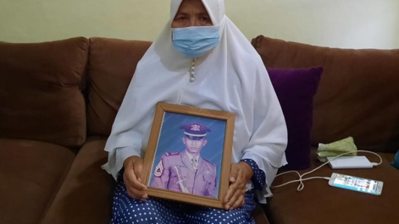 Ibunda Kolonel Harry Setiawan, Ida Farida memperlihatkan foto anaknya yang menjadi awak Kapal Selam KRI Nanggala 402 yang dinyatakan hilang kontak. (Istimewa)