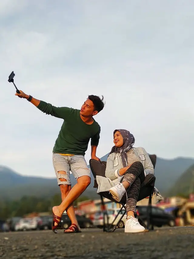 7 Potret Mesra Elly Sugigi dan Tony Radit, Teman Duet Lagu Baru