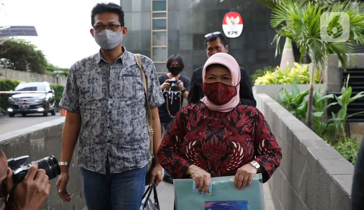 Mantan Bupati Bogor, Nurhayanti (kanan) meninggalkan gedung KPK usai menjalani pemeriksaan, Jakarta, Selasa (14/7/2020). Nurhayanti diperiksa sebagai saksi dalam kasus korupsi pemotongan uang dan gratifikasi yang dilakukan eks Bupati Bogor Rachmat Yasin. (Liputan6.com/Helmi Fithriansyah)