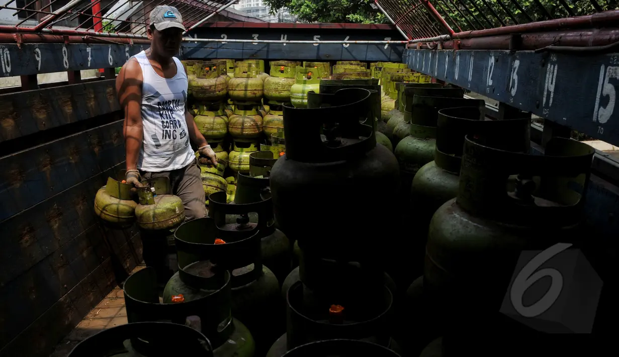 Pekerja menurunkan gas tiga kg dari mobil di agen elpiji di Karet Kuningan, Jakarta, Selasa (26/5/2015). Untuk menghindari subsidi yang tidak tepat sasaran, Pertamina melabeli gas tiga Kg dengan "Hanya untuk Masyarakat Miskin". (Liputan6.com/Johan Tallo)