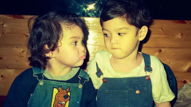 Potret masa kecil Al Ghazali dan El Rumi yang saling adu tatap (Instagram/elelrumi)