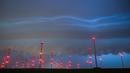 Badai awan gelap terlihat di langit di atas turbin angin di Sieversdorf, Jerman (10/6/2019). (AFP Photo/dpa/Germany Out/Patrick Pleul)