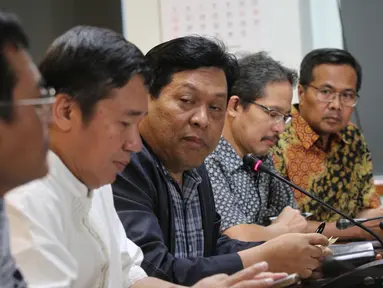 Komisioner Komisi Yudisial (KY) Imam Anshori Saleh (tengah) memberikan keterangan pers mengenai penetapan tersangka ketua dan komisioner KY dalam dugaan pencemaran nama baik Hakim Sarpin di Gedung KY, Jakarta, Minggu (12/7). (Liputan6.com/Faizal Fanani)