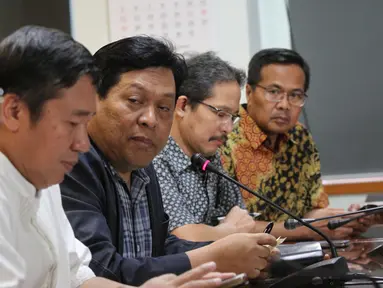 Komisioner Komisi Yudisial (KY) Imam Anshori Saleh (tengah) memberikan keterangan pers mengenai penetapan tersangka ketua dan komisioner KY dalam dugaan pencemaran nama baik Hakim Sarpin di Gedung KY, Jakarta, Minggu (12/7). (Liputan6.com/Faizal Fanani)