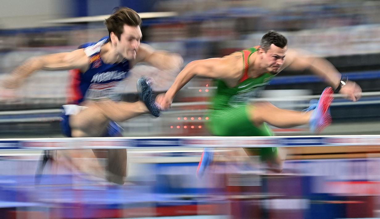 Vladimir Vukicevic (kiri) dari Norwegia dan Balazs Baji dari Hongaria berkompetisi pada semifinal 60m lari gawang putra pada Kejuaraan Atletik Indoor Eropa 2021 di Torun. (Foto: AFP/Andrej Isakovic)