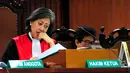 Ketua Majelis Hakim Artha Theresia memperhatikan eksepsi yang dibacakan oleh Udar Pristono di Pengadilan Tipikor, Jakarta, Senin (20/4/2015). (Liputan6.com/Yoppy Renato)