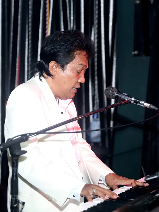Meski usia tak lagi muda, Oddie Agam sebagai musisi senior masih produktif dengan melakukan show di luar kota, rekaman, dan buat album kompilasi. “Saya masih kerja kayak dulu buat album," tandas Oddie. (Andy Masela/Bintang.com)