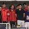 Calon pemain naturalisasi Timnas Indonesia Nathan Tjoe-A-On (ketiga kanan) bersama ayahnya (kanan) berfoto bersama dengan Presiden Joko Widodo, Kemenpora Dito Ariotedjo, dan Ketua Umum PSSI Erick Thohir saat jeda babak pertama laga Kualifikasi Piala Dunia 2026 zona Asia antara Timnas Indonesia melawan Brunei di Stadion Utama Gelora Bung Karno (SUGBK), Senayan, Jakarta, Kamis (12/10/2023). Nathan Tjoe-A-On merupakan pemain keturunan alias diaspora yang lahir di Rotterdam, Belanda. (Bola.com/Bagaskara Lazuardi)